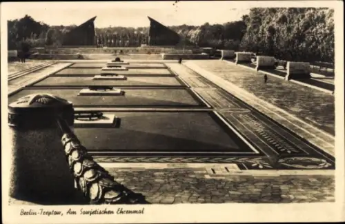 Ak Berlin Treptow, Am sowjetischen Ehrenmal