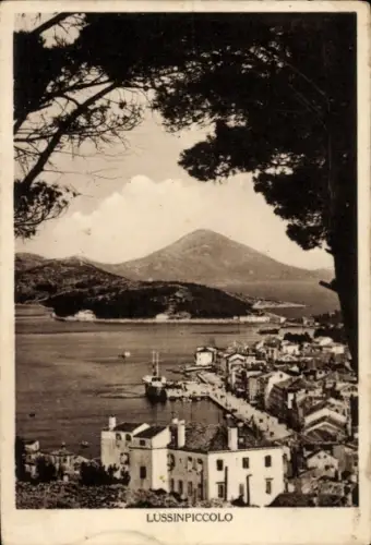 Ak Mali Lošinj Lussinpiccolo Kroatien, Landschaft mit Hafen,  Berge im Hintergrund, Schiffe