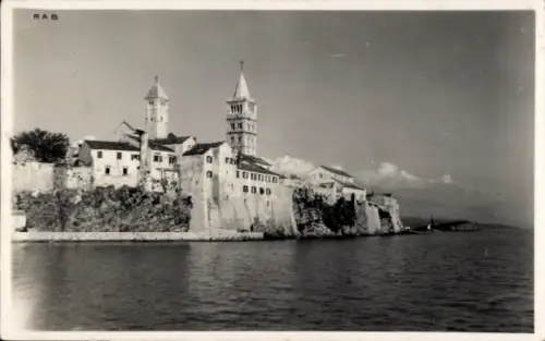 Ak Rab Kroatien, Schwarz-Weiß-Bild von  Türme, Wasser, Schriftzug 'RAB'