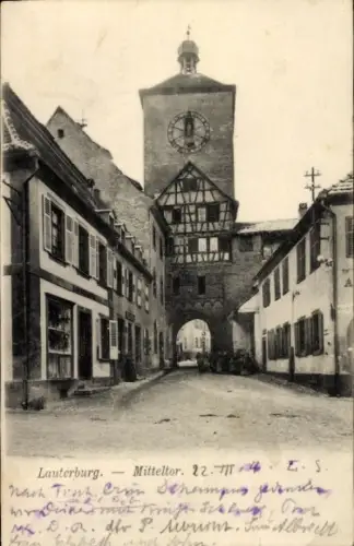 Ak Lauterbourg Lauterburg Elsass Bas Rhin,  Mitteltor,  Gebäude, Straße, Menschen