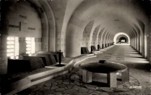 Ak Douaumont Lothringen Meuse, Ossuaire, Innenansicht, Steinsarkophage, Gedenkstätte