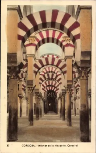 Ak Córdoba Andalusien Spanien, Innenansicht der Mezquita, Säulen mit roten und weißen Bögen