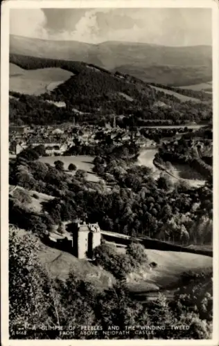 Ak Peebles Schottland, Landschaft mit Neidpath Castle, Fluss Tweed, Stadt Peebles
