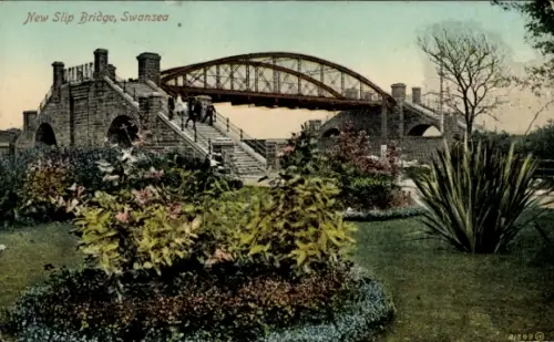 Ak Swansea Wales, New Slip Bridge, Blumen, Park, Menschen, Brücke