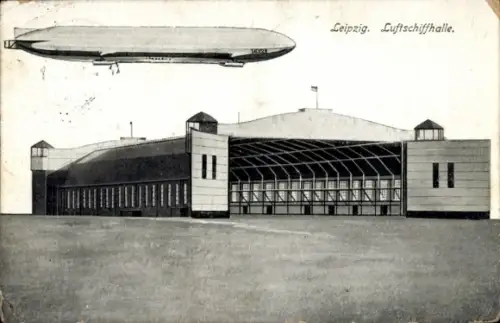 Ak Leipzig in Sachsen, Zeppelin Sachsen über der Luftschiffhalle, Hangar