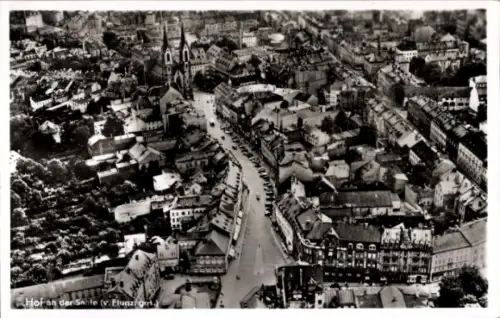 Ak Hof an der Saale Oberfranken Bayern, Stadtansicht von oben, Straßen, viele Haeuser, ein Tur...
