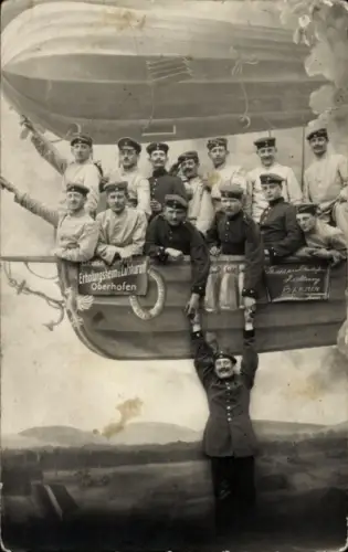 Foto Ak Oberhoffen sur Moder Oberhofen Elsass Bas Rhin, Truppenübungsplatz, Soldaten im Luftschiff