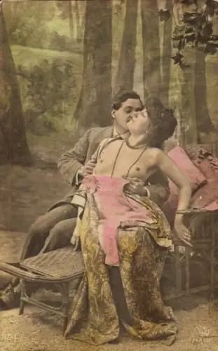 Foto Liebespaar auf einer Bank, Frau mit entblößtem Busen, coloriert
