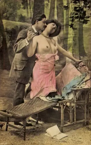 Foto Liebespaar, Frau mit entblößtem Busen, coloriert