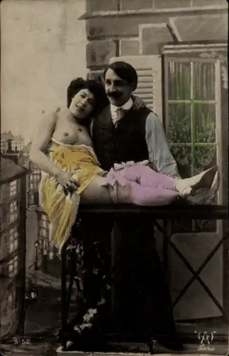 Foto Liebespaar auf einem Balkon, Frau mit entblößtem Busen, Strümpfe, coloriert