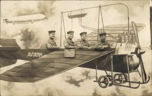 Foto Ak  Jüterbog, Neues Lager, vier deutsche Soldaten in Uniform in einem Flugzeug, Zeppelin
