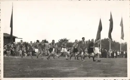 Foto Halle an der Saale, Fußballspiel, Spieler beim Einlauf auf das Spielfeld