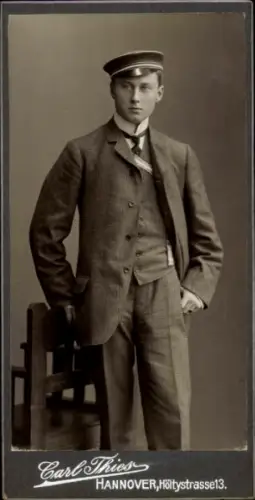 CdV Hannover, Student im Anzug, Mütze, Fotograf Carl Thies, Höltystraße 13