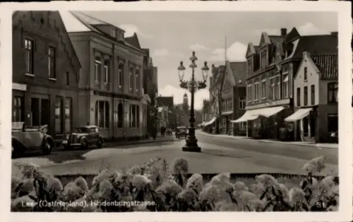 Ak Leer in Ostfriesland, Hindenburgstraße, alte Gebäude, Straßenansicht, Laterne, Autos