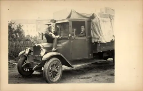 Foto Ak Auto, Transport, Zwei Männer