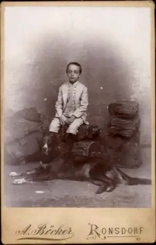 Kabinett Foto Kinderportrait, Junge mit Hund, Fotograf A. Böcker, Ronsdorf