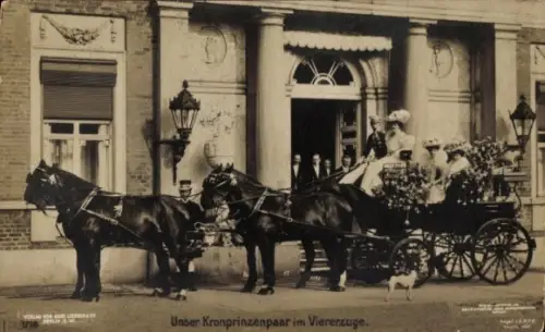 Ak Potsdam, Marmorpalais, Kronprinzenpaar im Viererzuge, Kutsche