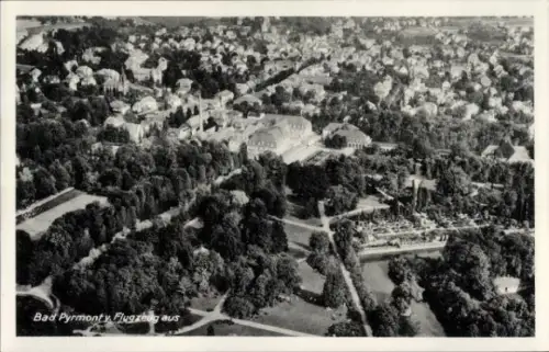 Ak Bad Pyrmont in Niedersachsen, Luftaufnahme von  Landschaft,  Gebäude, Bäume, Gärten