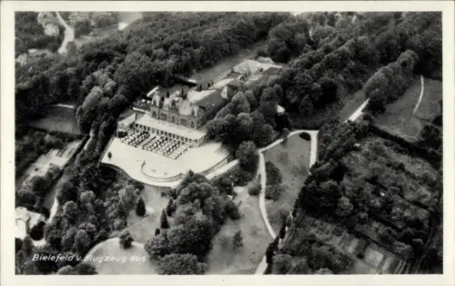 Ak Bielefeld in Nordrhein Westfalen, Luftaufnahme von   Architektur, Bäume, Gartenanlage
