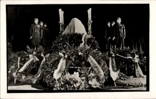 Foto Ak Prag, Aufbahrung Tomáš Garrigue Masaryk 1937, Ehrenwache, Kränze