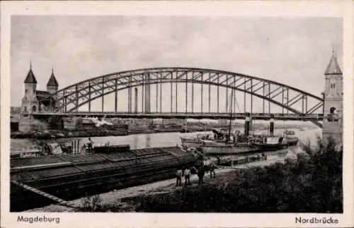 Ak Magdeburg in Sachsen Anhalt, Nordbrücke, Lastkähne
