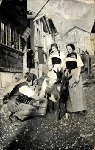 Ak Schweizer Bauerntrachten, Melken einer Ziege, Senn