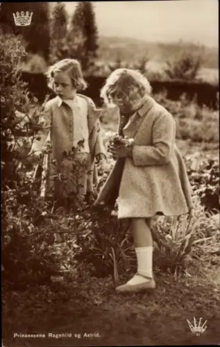 Ak Prinzessinnen Ragnhild und Astrid von Norwegen, Portrait im Garten