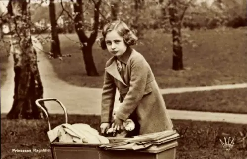 Ak Prinzessin Ragnhild von Norwegen mit Puppenwagen