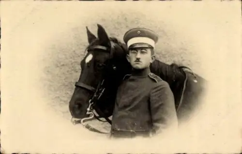 Foto Ak Deutscher Soldat in Uniform mit Pferd, Portrait