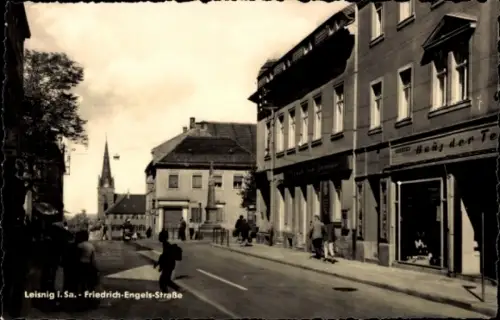 Ak Leisnig in Sachsen, Friedrich-Engels-Straße, Gebäude, Menschen auf der Straße, Kirchturm
