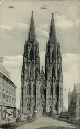 Ak Köln am Rhein, Kölner Dom, zwei Türme, Gebäude im Vordergrund, schwarz-weiß