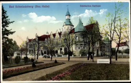 Ak Bad Schmiedeberg in der Dübener Heide,  Städtisches Kurhaus, Bäume, Blumenbeete