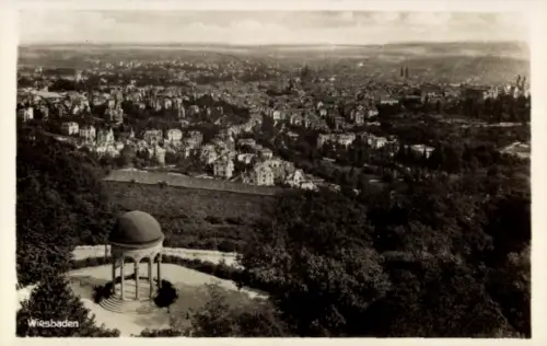 Ak Wiesbaden in Hessen, Blick auf  Stadtansicht, Landschaft, Bäume, Hügel