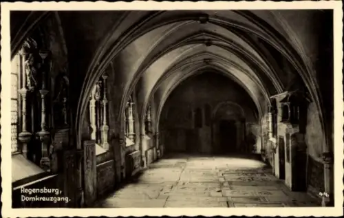 Ak Regensburg an der Donau Oberpfalz,  Domkreuzgang, Innenansicht,  Architektur