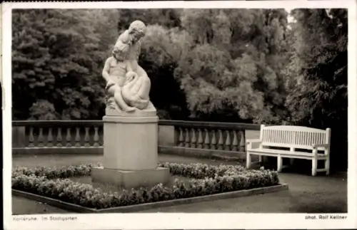 Ak Karlsruhe in Baden, Skulptur von Kind und Schwann, Stadtgarten  Fotografie von Rolf Kellner