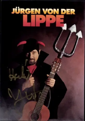Ak Schauspieler Jürgen von der Lippe, Teuflisch gut, Standportrait, Autogramm, Gitarre mit Dreizack