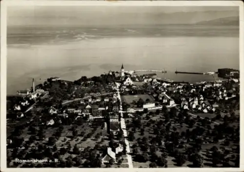Ak Romanshorn Kanton Thurgau, Luftaufnahme von  Bodensee, Kirche, Hafen, Häuser