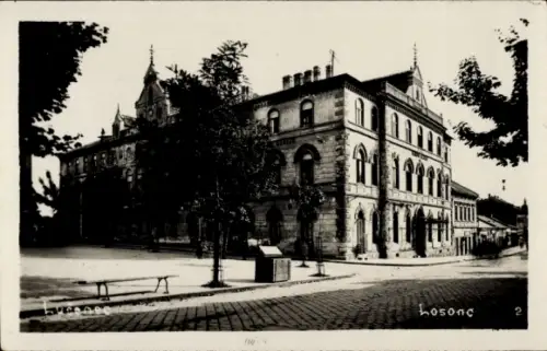 Ak Lučenec Lizenz Losonc Slowakei, Historisches Gebäude,  Schwarz-Weiß-Foto, Bäume im Vordergrund