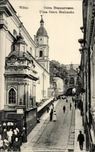 Ak Vilnius Wilna Litauen,  Ostra Bramastrasse, Menschen auf der Straße,  Architektur