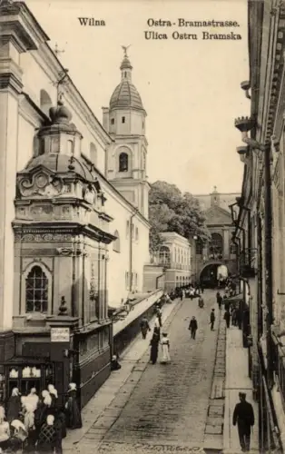 Ak Vilnius Wilna Litauen,  Ostra Bramastrasse, Menschen auf der Straße,  Architektur