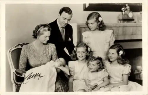 Ak Prinz Gustav Adolf und Prinzessin Sibylla von Schweden mit ihren Kindern, Geburt von Carl Gustaf