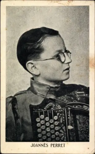 Ak Joannes Perret mit Akkordeon, Portrait