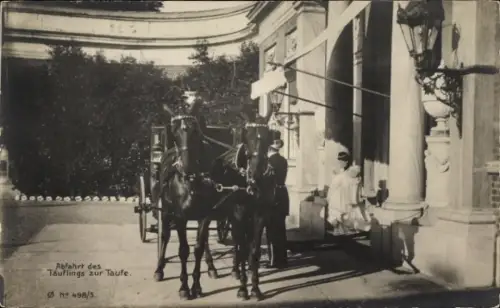 Ak Potsdam, Marmorpalais im Neuen Garten, Abfahrt des Täuflings zur Taufe, Kutsche