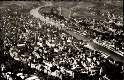 Ak Regensburg an der Donau Oberpfalz, Luftaufnahme von  Fluss, Stadtansicht,  Gebäude