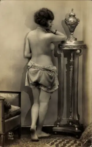 Ak Erotik, Nackte Frau, Pose, Rücken, Beine