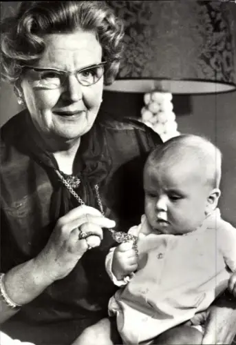 Ak Königin Juliana der Niederlande, Prinz Willem Alexander als Kleinkind