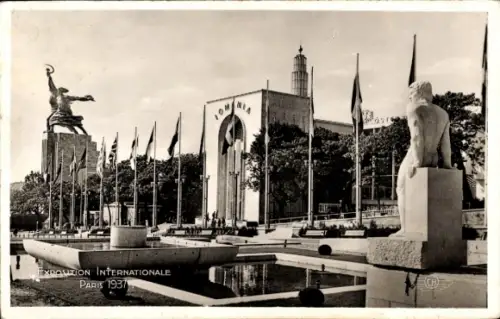 CPA Paris, Exposition Internationale 1937, Les pavillons de la Roumanie et de l'URSS