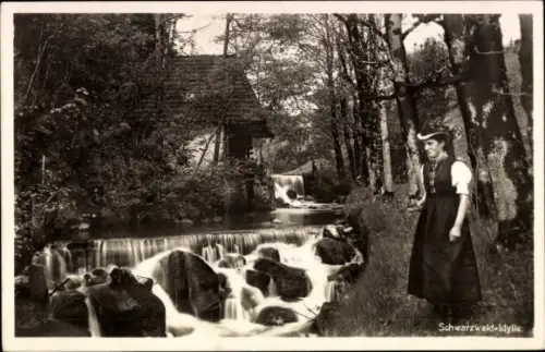 Ak Schwarzwald-Idylle, Frau in Tracht