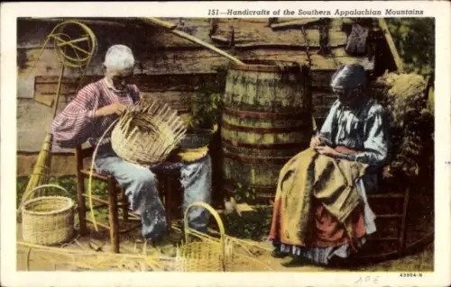 Ak Handwerk in den südlichen Appalachen, Korbflechter, Frau flickt eine Hose