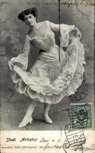 Ak Studi Artistici, Tänzerin
